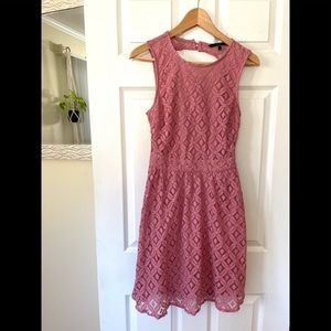 WOMAN’S LACE DRESS IN LIKE NEW CONDITION 👗